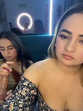 Antonella_Julieta Show in webcam