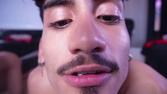 Dark_Eros_: διαδικτυακό σόου στην κάμερα