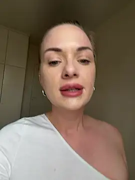 ElenaRebelle 即時 XXX 聊天