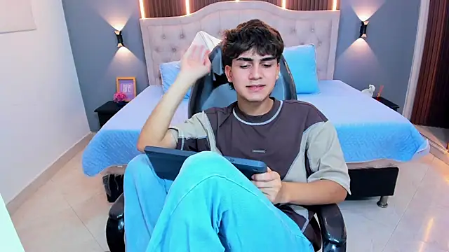 Tommy18__ Adlı Modelin Canlı XXX Sohbeti