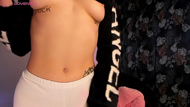 Show modela AnnexedPistol na web-kameri