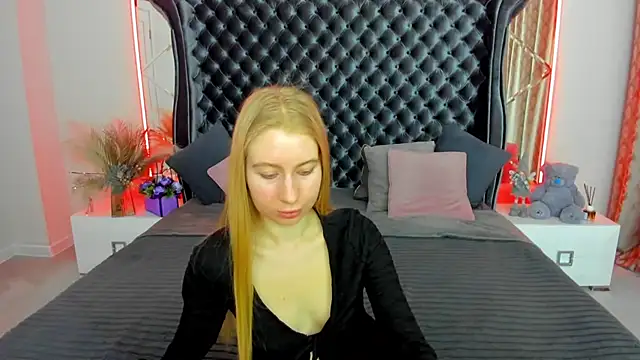 Alina_Blonde Show in webcam