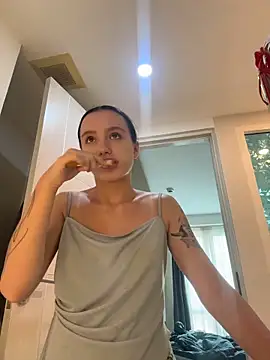 MiaTeeのライブXXXチャット