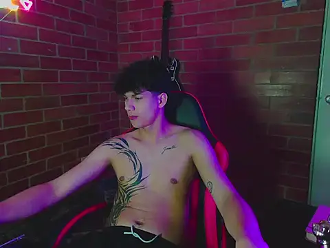 Kurtt__: διαδικτυακό σόου στην κάμερα