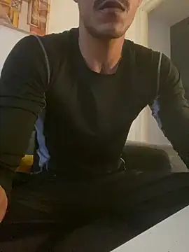 Creyes792: διαδικτυακό σόου στην κάμερα