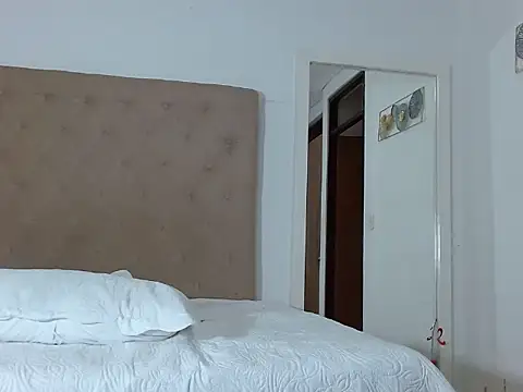 chikihottt: διαδικτυακό σόου στην κάμερα