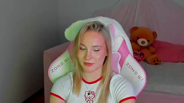 ElaraVoltage élő XXX-chatje