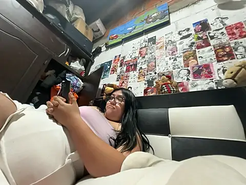 violeta_818 élő XXX-chatje