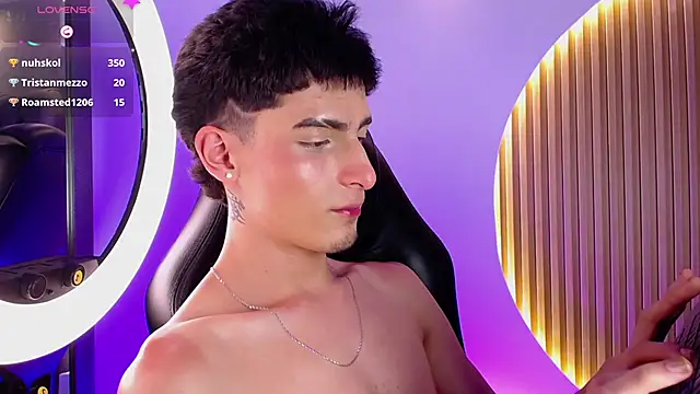 Pokazy przed kamerką – MateoMitchell