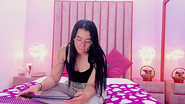 دردشة ChloeAshdord الجنسية المباشرة