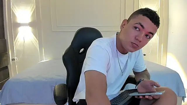 Dante__jons: διαδικτυακό σόου στην κάμερα