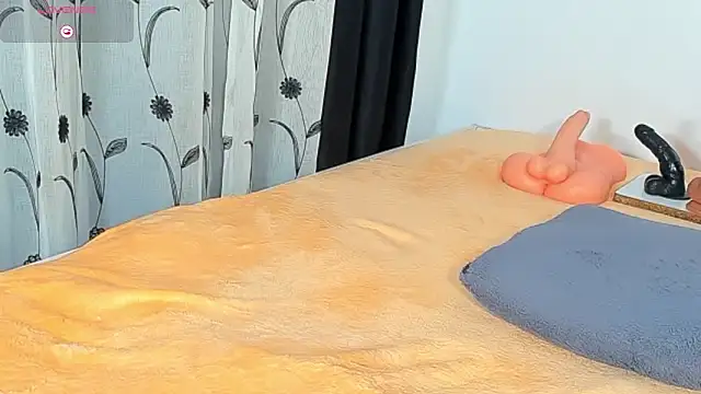 CREAMY_BUBBLEGUM's Live XXX Chat