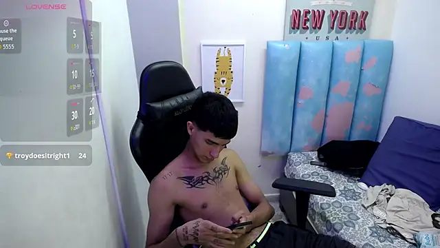 Czat XXX na żywo – AAA_WHITE