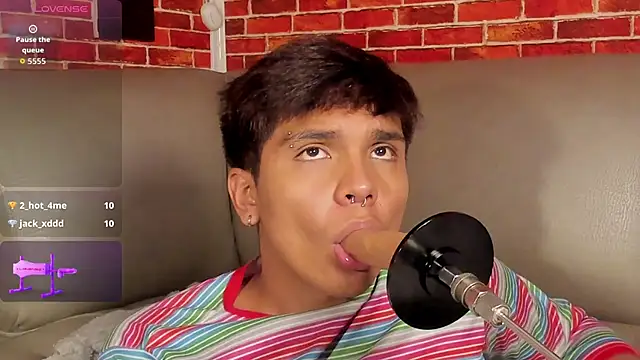 Pertunjukan Kamera Web Thiago_Kozak