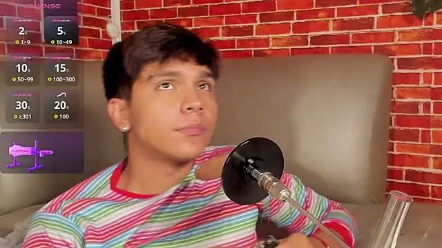 Thiago_Kozak: διαδικτυακό σόου στην κάμερα