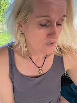 Tinny84 live XXX chat