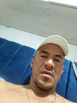 Iuver: διαδικτυακό σόου στην κάμερα