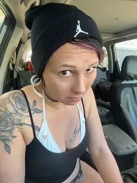 Babii_Nova: διαδικτυακό σόου στην κάμερα