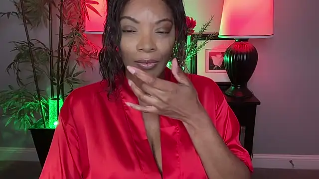 ItsNikki Show in webcam