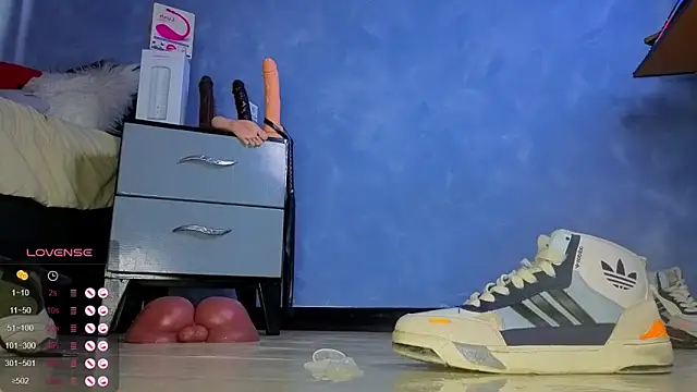 TomLover_12: διαδικτυακό σόου στην κάμερα