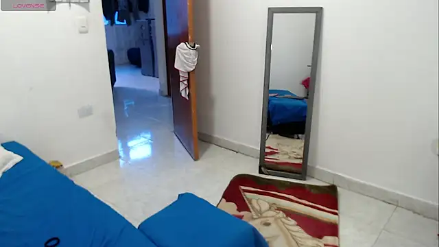 LAURA_Foxht élő XXX-chatje