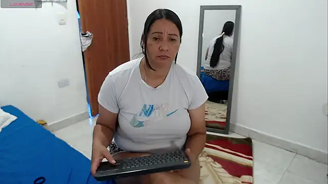 LAURA_Foxht Chat XXX live