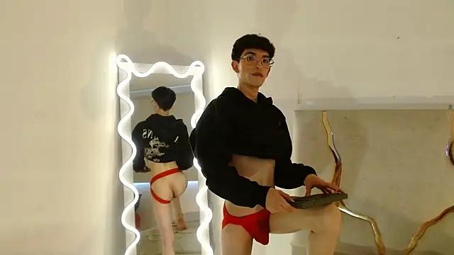 kaii_tay1: διαδικτυακό σόου στην κάμερα