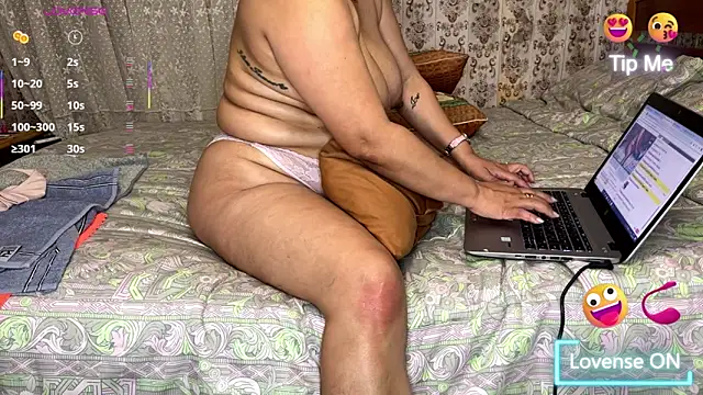 Foxyfox_realsex élő XXX-chatje