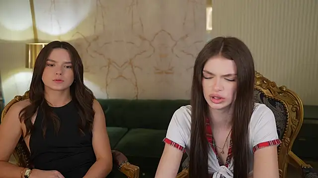 AriaAstra: διαδικτυακό σόου στην κάμερα