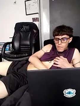 عرض كام AoA-BoyStudent