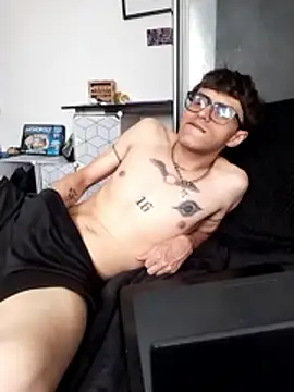 AoA-BoyStudent Webcam-Show