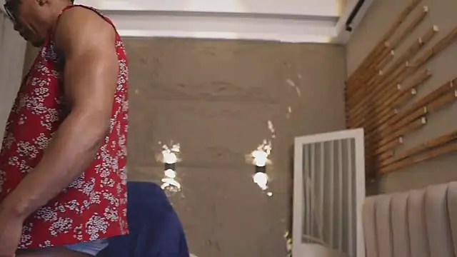 Show modela Logan_Varela na web-kameri