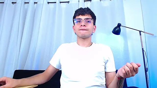 Show modela maax_18 na web-kameri