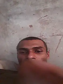 m-a-g-n-a-t-a: διαδικτυακό σόου στην κάμερα