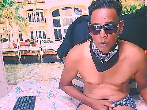 IndianHunk01 Show in webcam