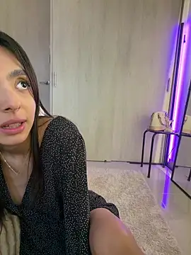 ZaraLuuvのライブXXXチャット