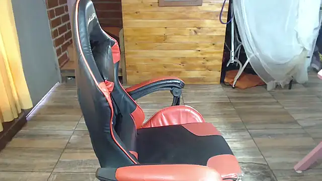 Hilarybunnyy élő XXX-chatje