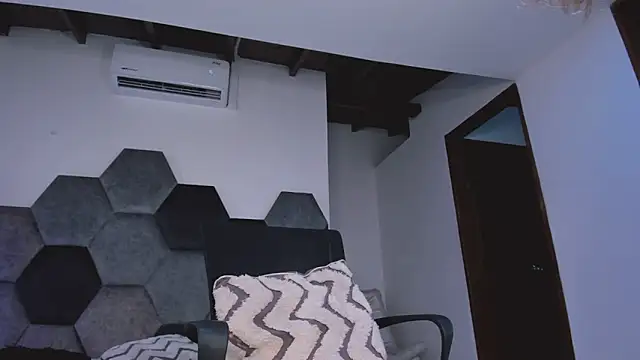 MikaelaStone 现场XXX聊天