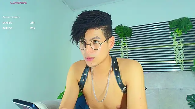 Show modela ThiiagoSaeenz na web-kameri