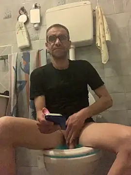 TORAKIKI79: διαδικτυακό σόου στην κάμερα