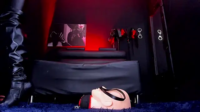 XXX chat uživo modela MiaaNoir