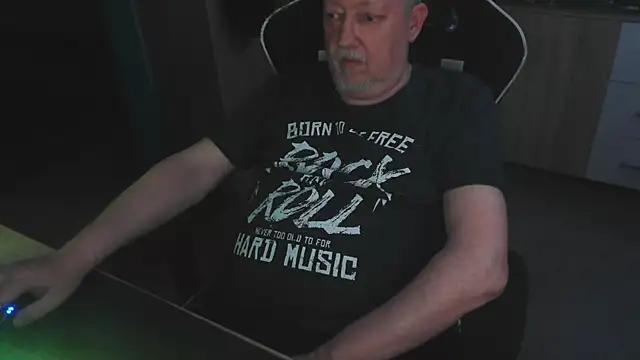 Teddybaer372 élő XXX-chatje