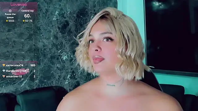 Emmaa_Saenz_: διαδικτυακό σόου στην κάμερα