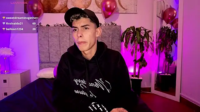 Show modela sky_jules na web-kameri