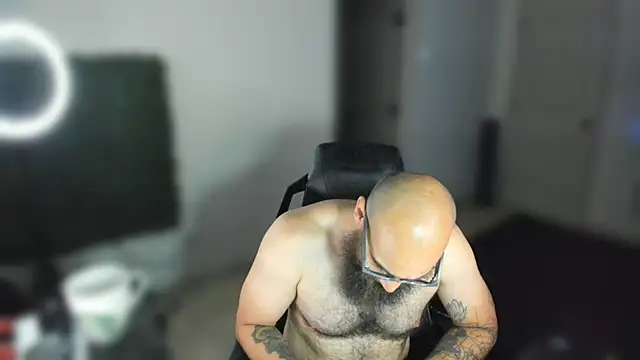 MastaWolfy: διαδικτυακό σόου στην κάμερα