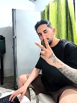 giannis090 webcam show