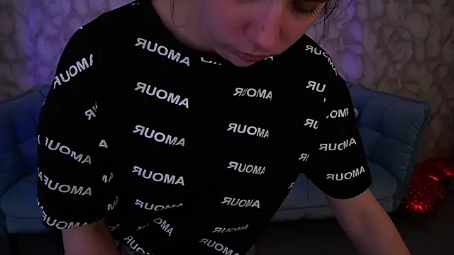 دردشة LiviaShy الجنسية المباشرة