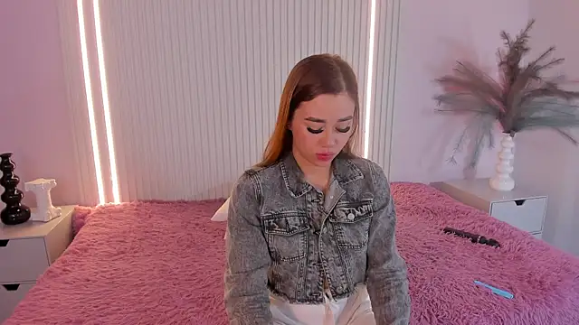 EmilyEvans7 Adlı Modelin Canlı XXX Sohbeti