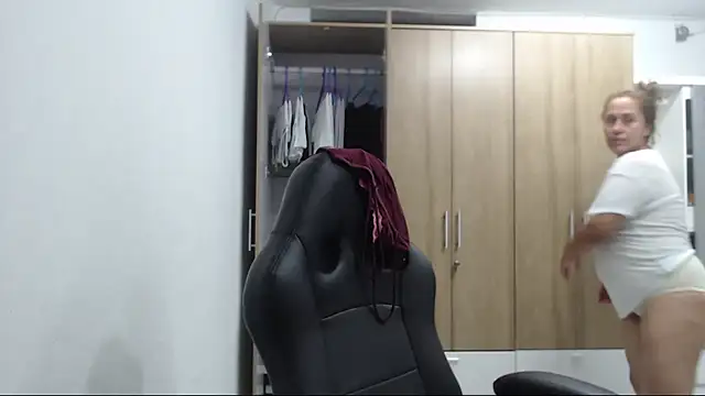 RoxanaLove9's Live XXX Chat