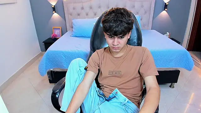 Tommy18__ Chat XXX in diretta